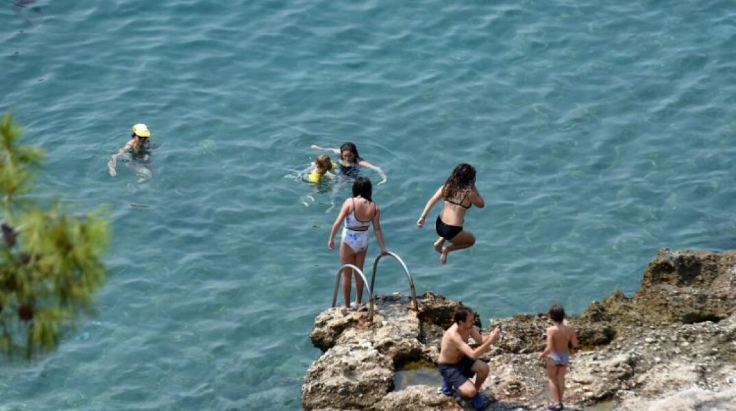 Βουτιές στη θάλασσα