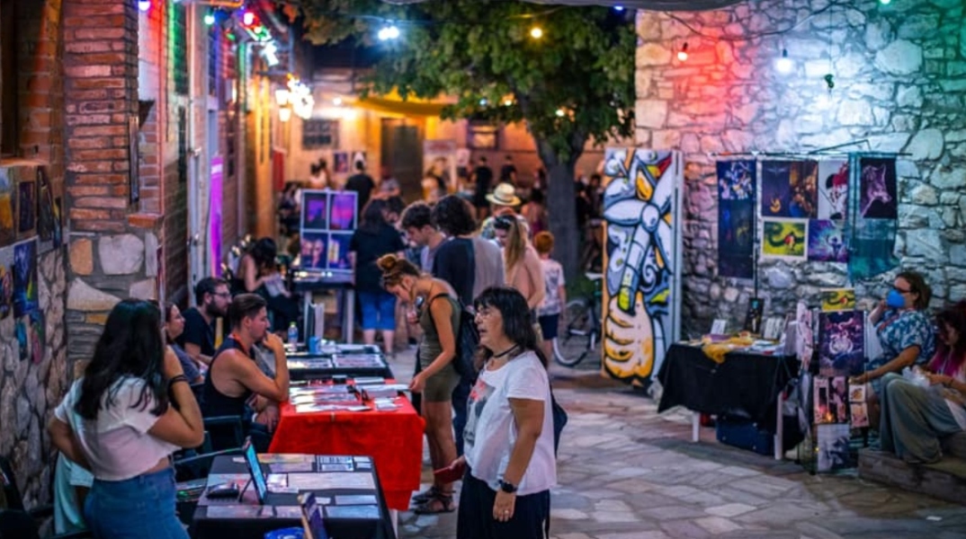 Νυχτερινή λήψη από το LA Comics Festival στην Λάρισα