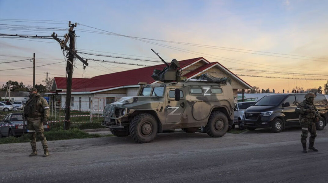 Ρώσοι στρατιώτες σε σημείο ελέγχου στη Μαριούπολη κοντά στην Αζοφική Θάλασσα