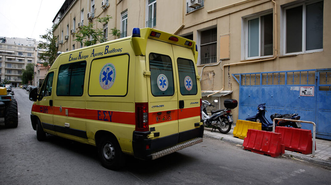 Διασωληνωμένο στο Ιπποκράτειο το αγοράκι που καταπλακώθηκε από καγκελόπορτα