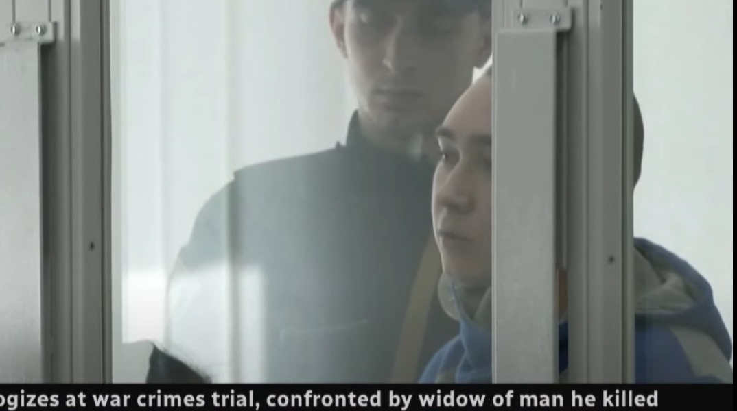Ρώσος στρατιώτης κατά τη διάρκεια της δίκης του για εγκλήματα πολέμου στην Ουκρανία