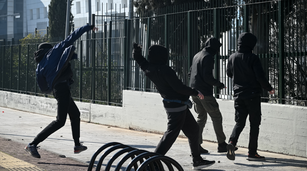 Σχολεία, επεισόδια