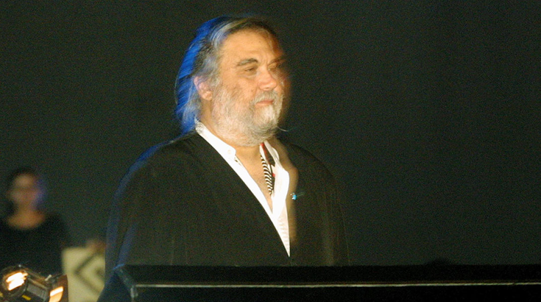 Βαγγέλης Παπαθανασίου - Vangelis: Στιγμιότυπο από τη συναυλία στις Στήλες του Ολυμπίου Διός - Παγκόσμια παρουσίαση του έργου «Μυθωδία»