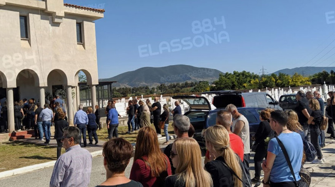 Το μωρό που σκοτώθηκε σε τροχαίο στην Ελασσόνα, αποχαιρέτισαν στην κηδεία συγγενείς και φίλοι