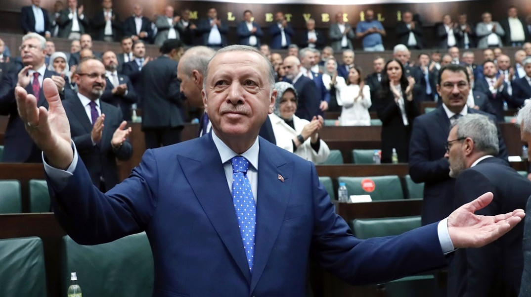 Ο Τούρκος πρόεδρος, Ρετζέπ Ταγίπ Ερντογάν, σε αίθουσα με μέλη του κόμματός του