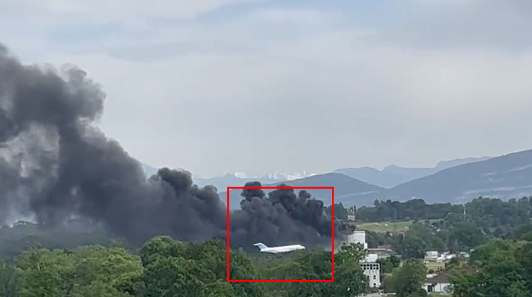 Η φωτιά στη Γενεύη κοντά στο αεροδρόμιο και το αεροπλάνο που προσγειώνεται