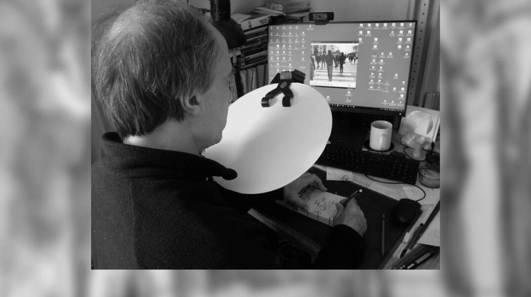 Ο Γιώργος Σιφιανός κατά τη διάρκεια της δημιουργίας των σκίτσων του για την ταινία The Blind Writer. 