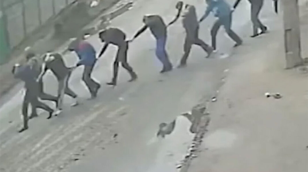 Μπούκα: Ρώσοι στρατιώτες οδηγούν Ουκρανούς προς εκτέλεση