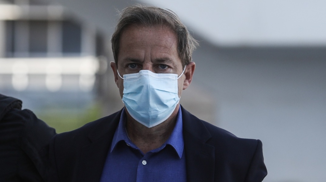 Ο Δημήτρης Λιγνάδης φορά μάσκα κατά τη μεταγωγή του στο δικαστήριο