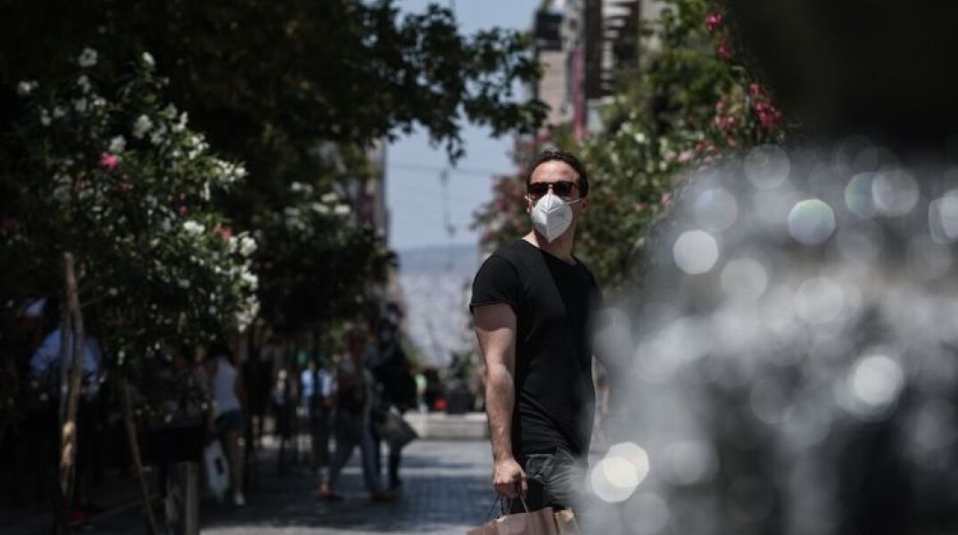 Πολίτες με μάσκα στην Αθήνα © Eurokinissi   