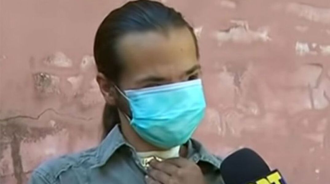 Ο αγνοούμενος Θύμιος Μπουγάς - Φορά μάσκα και φέρει μηχανισμό στο λαιμό που του επιτρέπει να μιλά