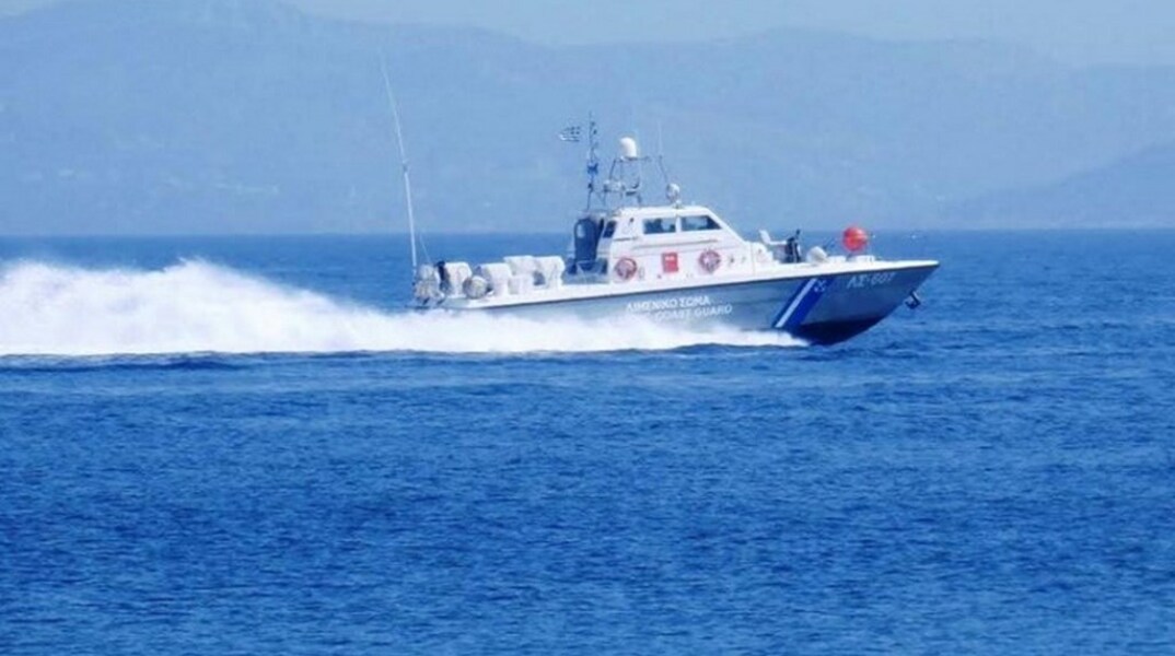 Πανικός σε παραλία των Χανίων – Φουσκωτό βγήκε στη στεριά