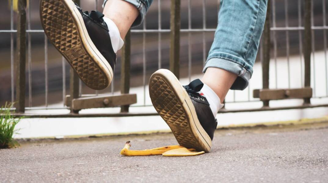 Άντρας που πατάει μπανανόφλουδα και πέφτει