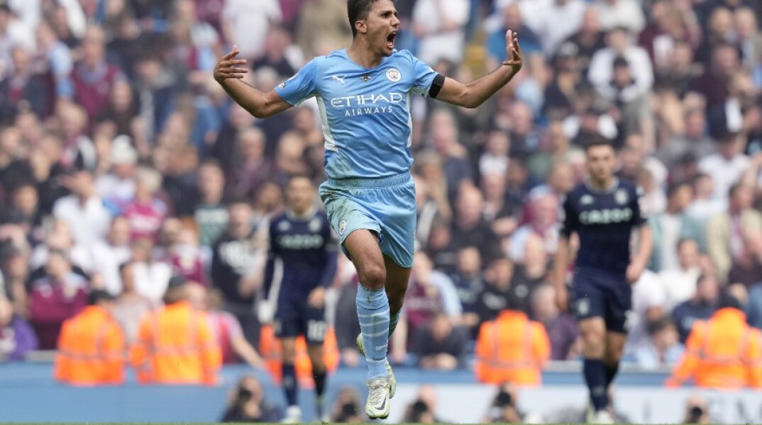 Ο Ρόδρι πανηγυρίζει το γκολ του κόντρα στην Άστον Βίλα