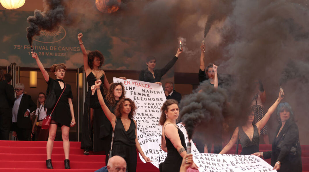 Γαλλία: Ακτιβίστριες ύψωσαν πανό στην Κρουαζέτ με τα ονόματα γυναικών που δολοφονήθηκαν στη Γαλλία τον τελευταίο χρόνο	