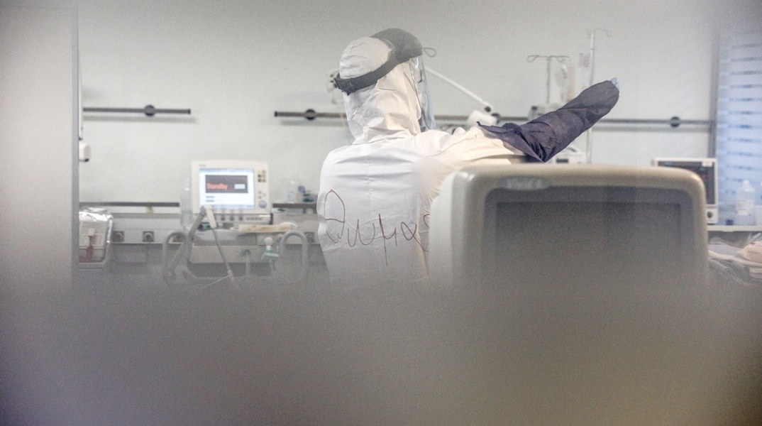 ΜΕΘ στο Αττικό Νοσοκομείο - Νοσηλεύτρια φορά στολή προστασίας