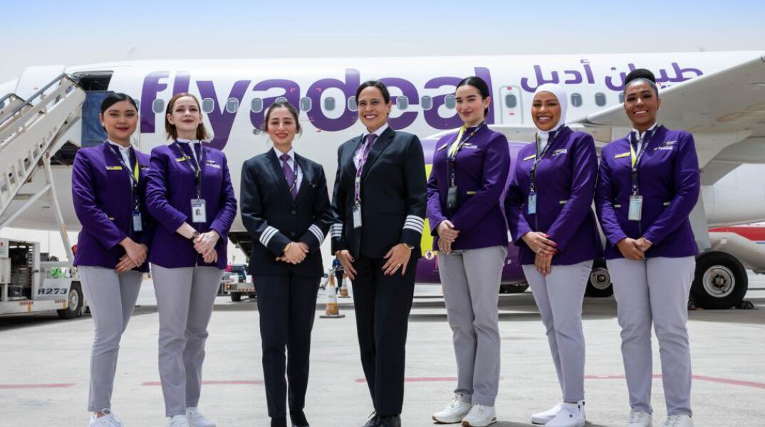 Γυναίκες - πλήρωμα πτήσης ποζάρουν μπροστά από το αεροσκάφος στη Σαουδική Αραβία