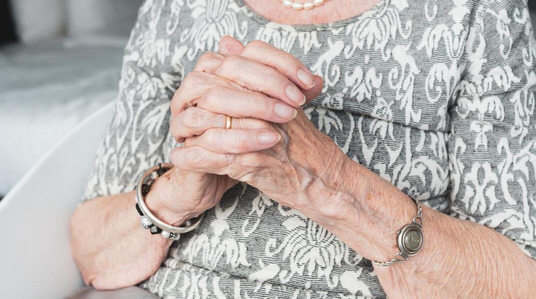 Ηλικιωμένη γυναίκα με κοσμήματα στα χέρια της