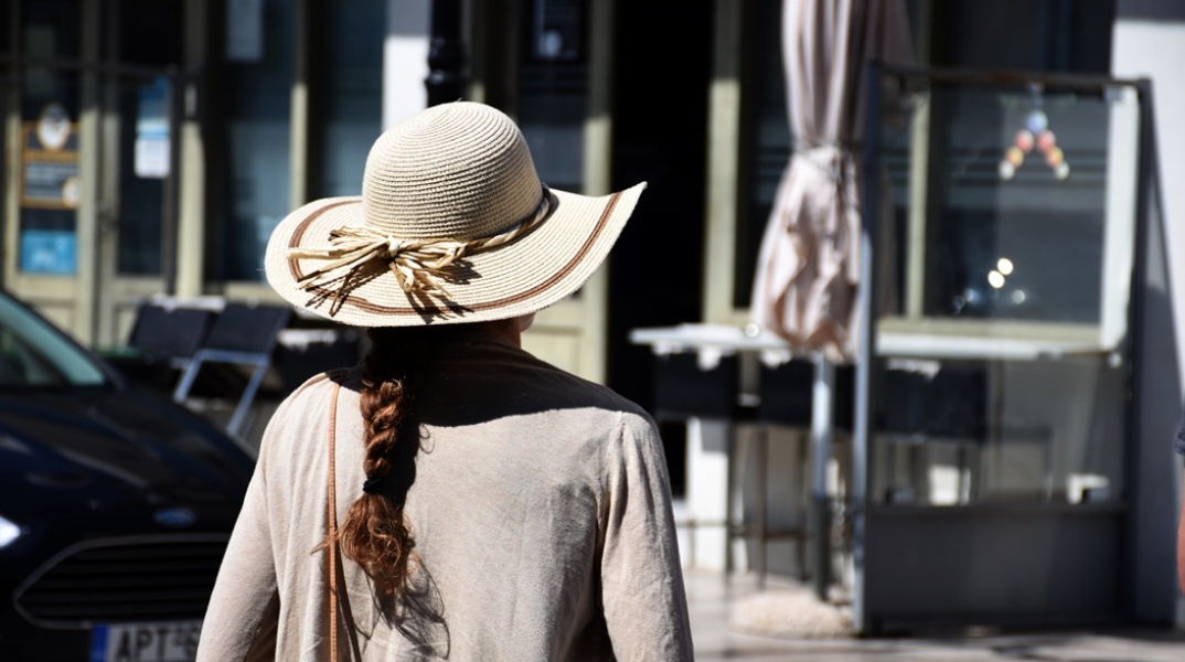 Καιρός: Γυναίκα με καπέλο