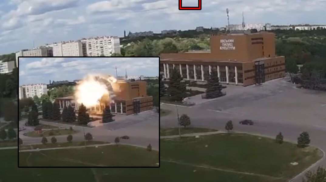 Ο ρωσικός πύραυλος δευτερόλεπτα πριν τινάξει στον αέρα το Κέντρο Πολιτισμού στο Χάρκοβο