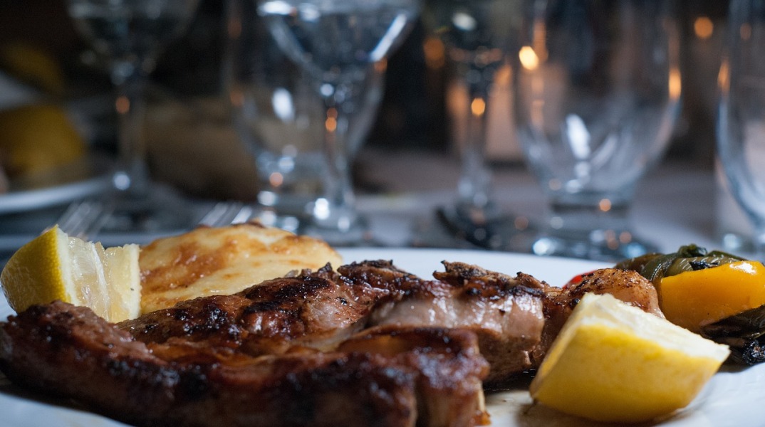 Πιάτο με κρέας που συνοδεύεται από λεμόνια