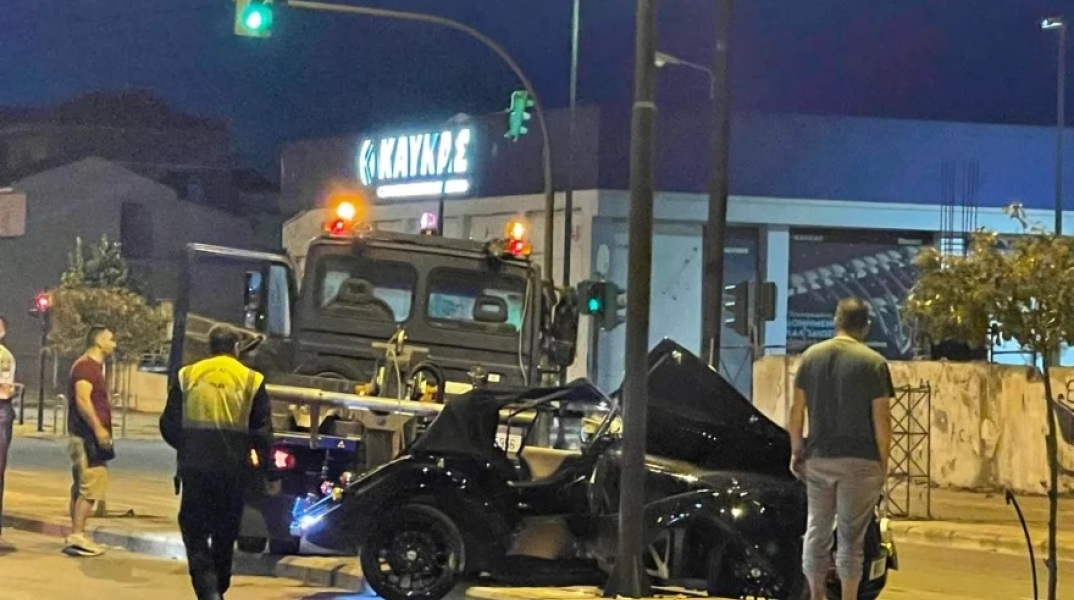 Τροχαίο: Πολυτελές αυτοκίνητο «καρφώθηκε» σε κολώνα στη Λάρισα