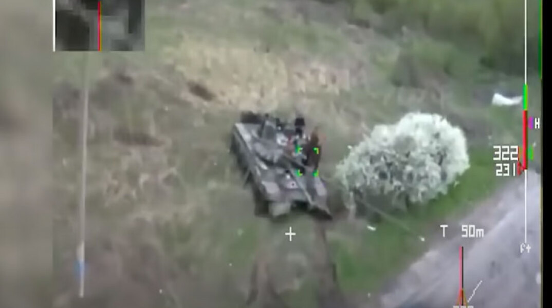 Drone καμικάζι ετοιμάζεται να συντριβεί πάνω σε ρωσικό τανκ στην Ουκρανία