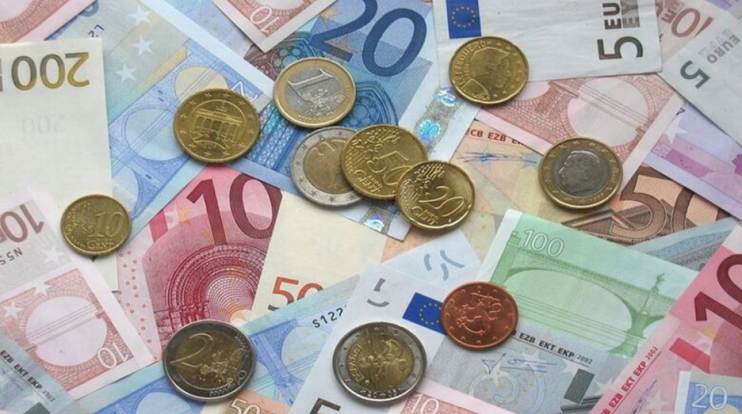 Φωτογραφία με χαρτονομίσματα και κέρματα ευρώ.