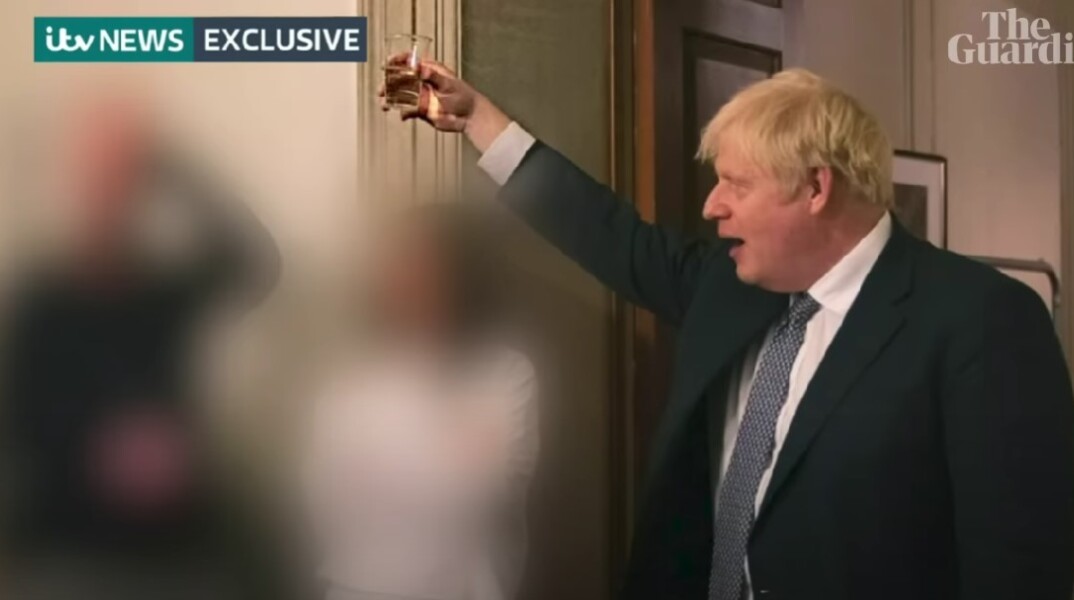 Partygate: Ο Μπόρις Τζόνσον σηκώνει το ποτήρι του και κάνει πρόποση σε ένα από τα πάρτι που έγιναν εν μέσω lockdown στη Ντάουνινγκ Στριτ