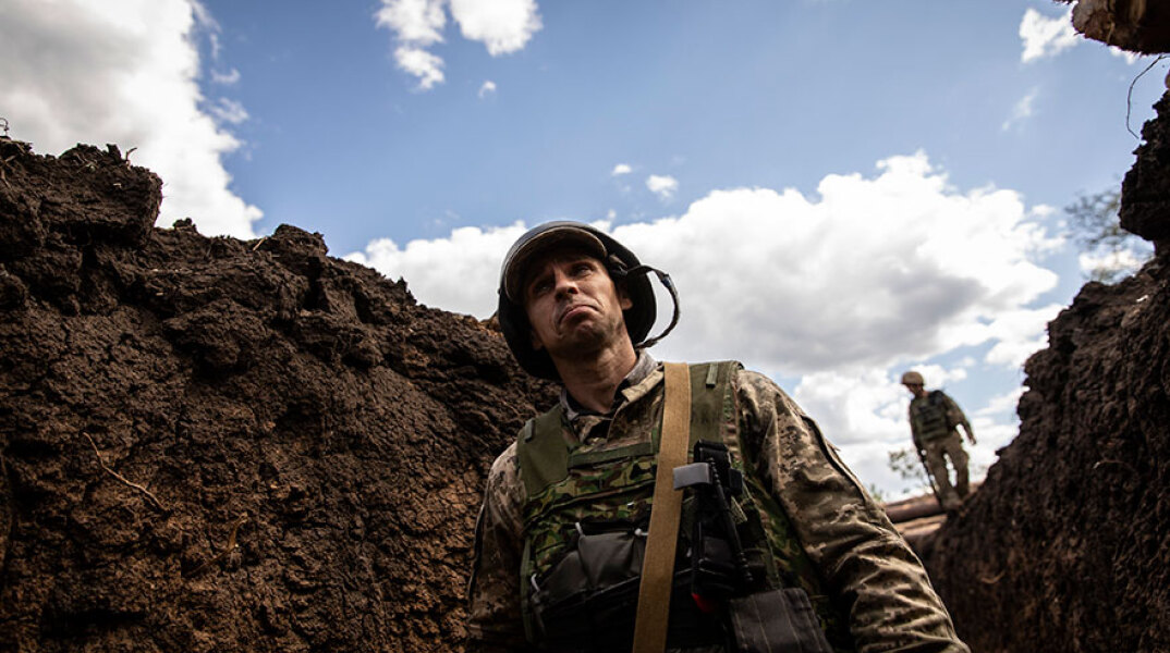 Ουκρανός στρατιώτης στα χαρακώματα του Ντονέτσκ στην Ανατολική Ουκρανία