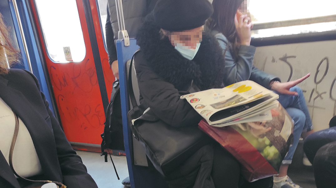 Κυρία που διαβάζει την Athens Voice στον Ηλεκτρικό