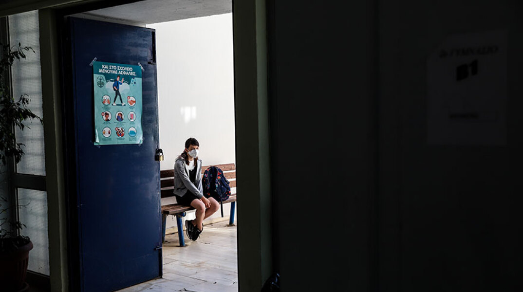 Μόνο στις εξετάσεις παραμένει υποχρεωτική η μάσκα στα σχολεία