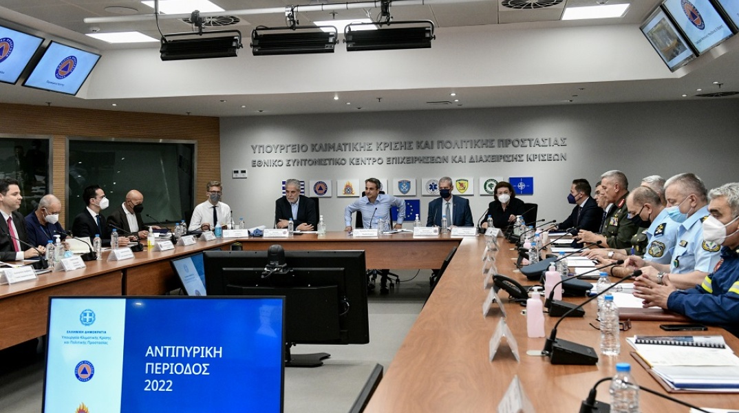 ΕΠΙΣΚΕΨΗ ΤΟΥ ΠΡΩΘΥΠΟΥΡΓΟΥ ΚΥΡΙΑΚΟΥ ΜΗΤΣΟΤΑΚΗ ΣΤΟ ΥΠΟΥΡΓΕΙΟ ΚΛΙΜΑΤΙΚΗΣ ΚΡΙΣΗΣ ΚΑΙ ΠΟΛΙΤΙΚΗΣ ΠΡΟΣΤΑΣΙΑΣ (ΤΑΤΙΑΝΑ ΜΠΟΛΑΡΗ / EUROKINISSI)