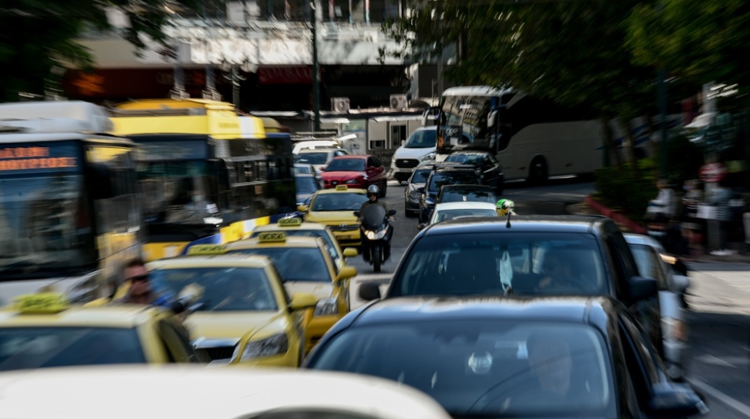 Μποτιλιάρισμα - Αυτοκίνητα το ένα πίσω από το άλλο αναμένουν να κινηθούν