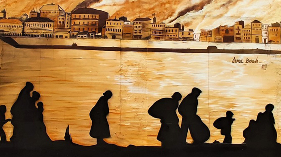 Η τοιχογραφία των Πλάτων και Mister.Achilles στον Βύρωνα για τη Μικρασιατική Καταστροφή - Αποτύπωση της επίσημης αφίσας της Ομοσπονδίας Προσφυγικών Σωματείων Ελλάδας