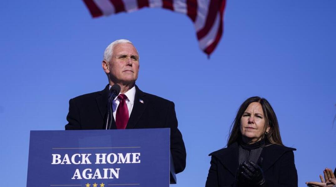 ο Ντόναλντ Τραμπ δεν έδειξε να… διαφωνεί με το σύνθημα που ακουγόταν και καλούσε σε κρέμασμα του τότε αντιπροέδρου, Μάικ Πενς.