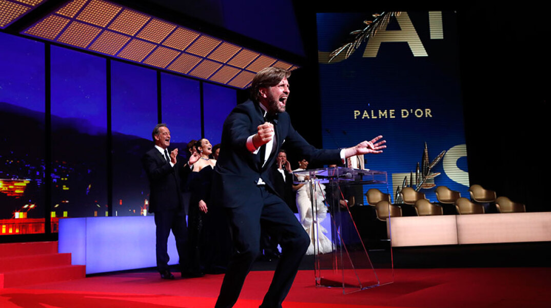 O Ρούμπεν Έστλουντ, σκηνοθέτης του Triangle of sadness, πανηγυρίζει στις Κάννες για τον Χρυσό Φοίνικα