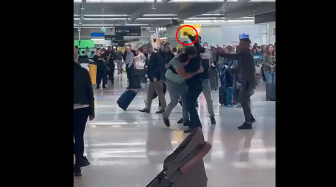 Επιβάτες παίζουν ξύλο για μια βαλίτσα στο αεροδρόμιο του Δουβλίνου