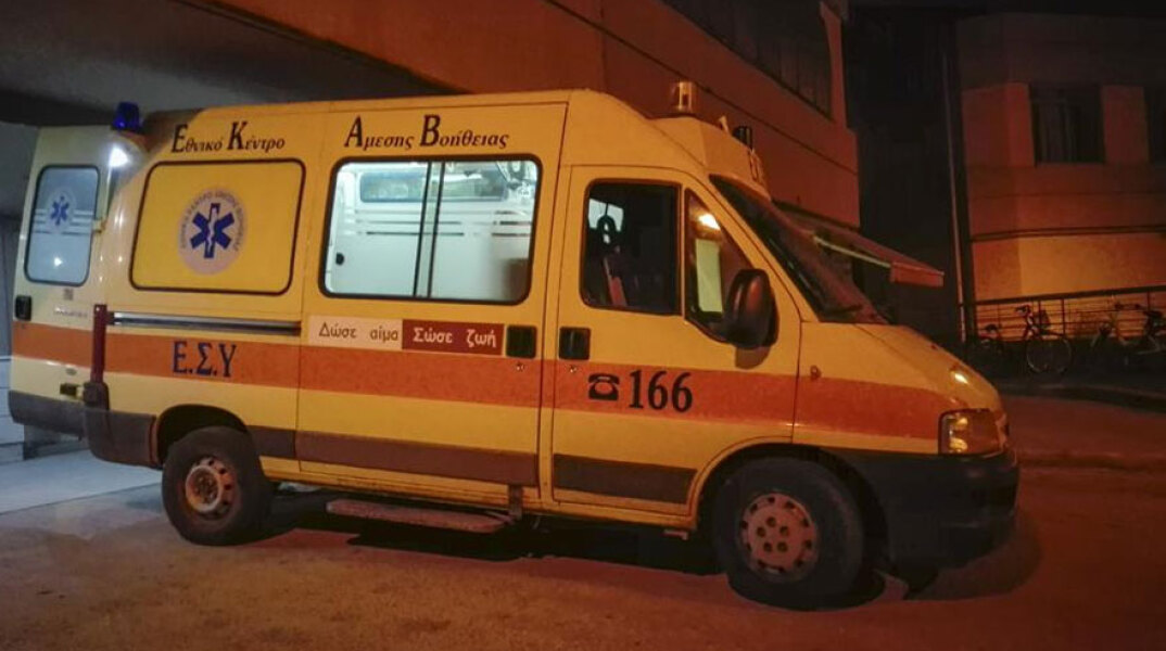 Με ασθενοφόρο του ΕΚΑΒ στο νοσοκομείο στα Ιωάννινα ο φοιτητής που έπεσε στο κενό