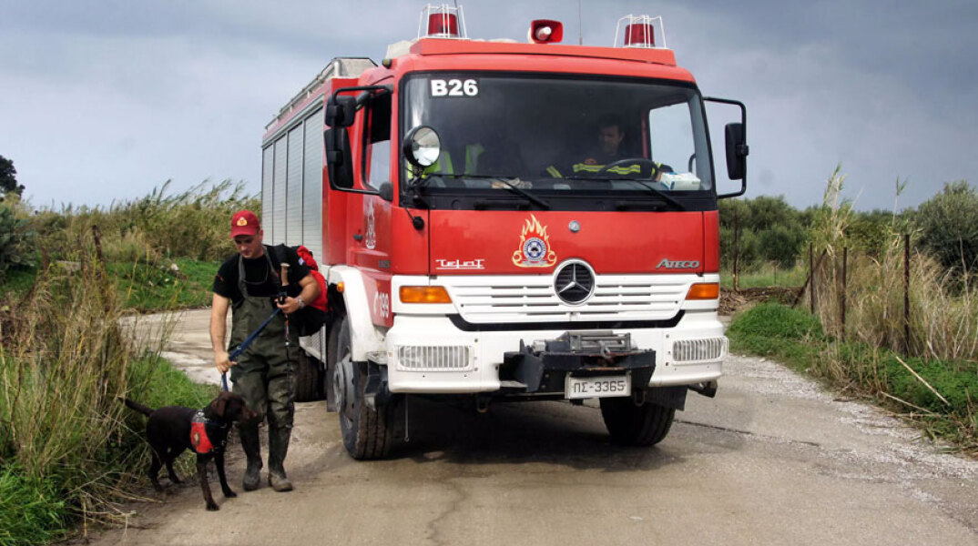 Πυροσβέστης της ΕΜΑΚ με ειδικά εκπαιδευμένο σκύλο