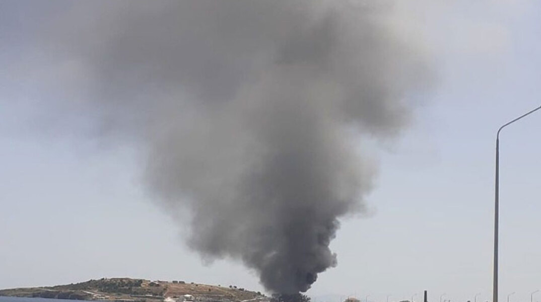 Πυκνός καπνός βγαίνει από το Καρά Τεπέ στη Λέσβο λόγω της φωτιάς