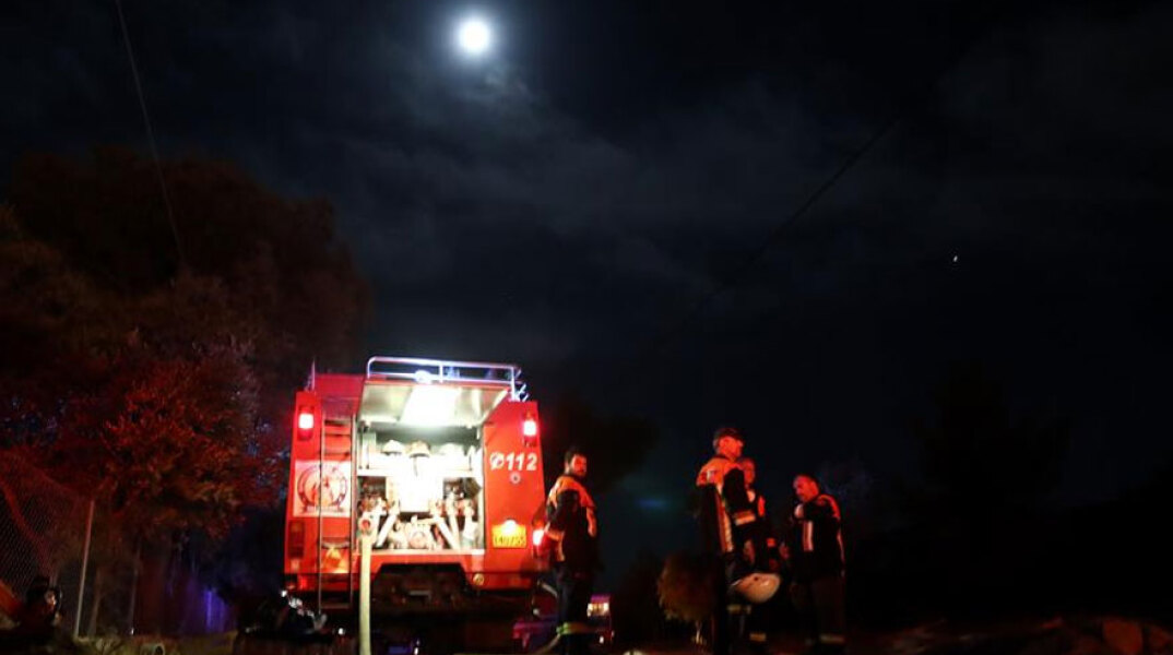 Η φωτιά στη Μαγούλα Αττικής κινητοποίησε τους πυροσβέστες