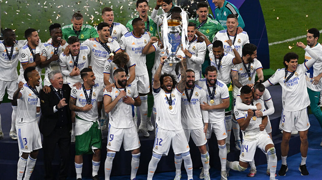 Ο Μαρσέλο της Ρεάλ Μαδρίτης σηκώνει την κούπα του Champions League στο Παρίσι