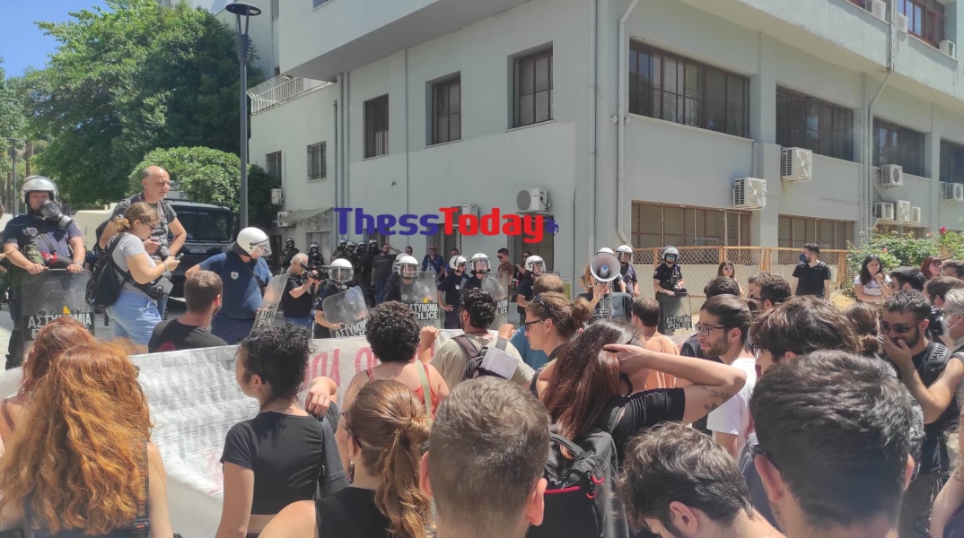 ΘΕΣΣΑΛΟΝΙΚΗPRESS Νέα κινητοποίηση φοιτητών στο ΑΠΘ – Ισχυρή παρουσία της ΕΛΑΣ με ΜΑΤ και «Αύρα» (ΦΩΤΟ+VIDEO)