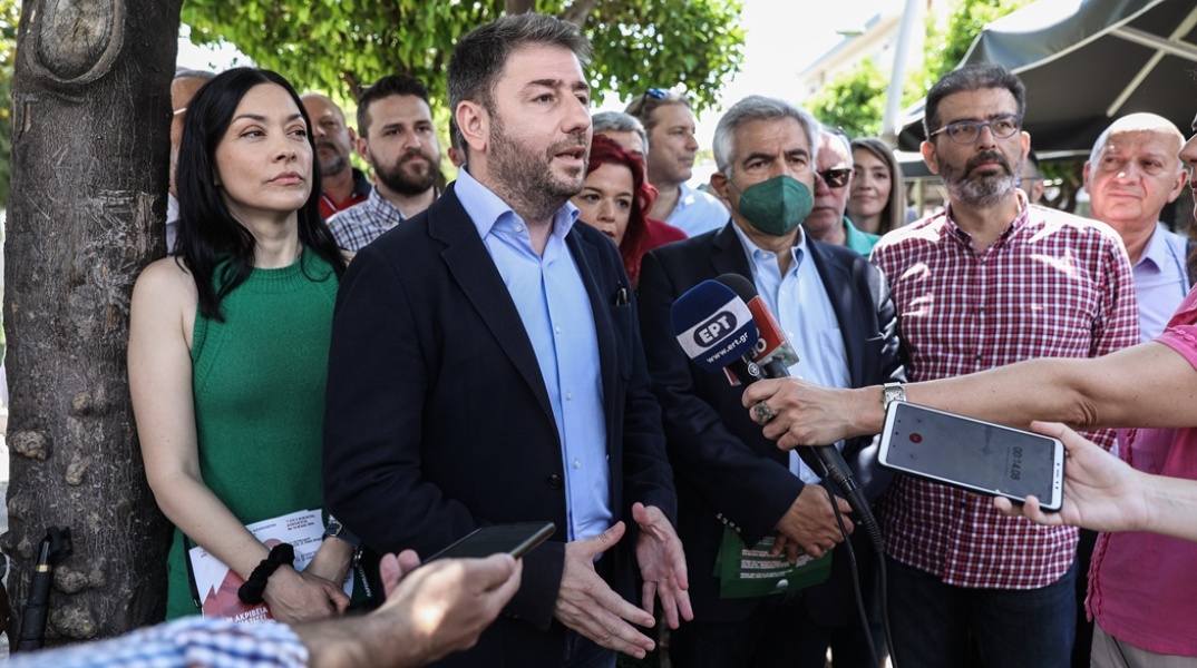 Ο πρόεδρος του ΠΑΣΟΚ-ΚΙΝΑΛ, Νίκος Ανδρουλάκης, σε δηλώσεις του, περιτριγυρισμένος από στελέχη του κινήματος