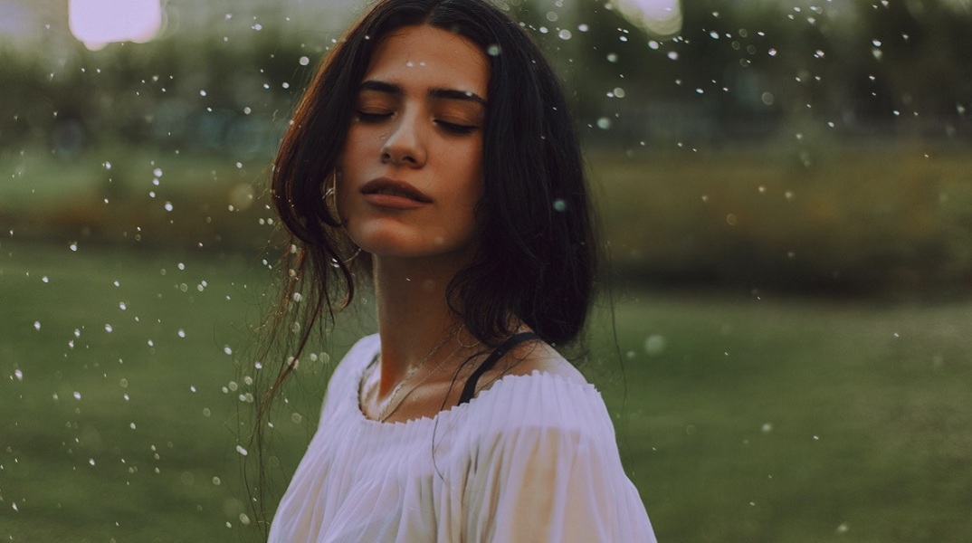 Ενα κορίτσι. 