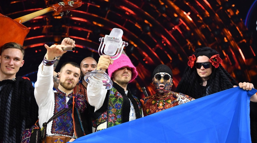 Οι Kalush Orchestra μετά τον τελικό της Eurovision 2022 κρατούν το τρόπαιο