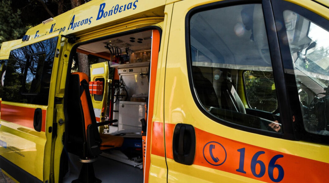 Με ασθενοφόρο του ΕΚΑΒ σοβαρά τραυματισμένος μεταφέρθηκε οδηγός μηχανής στη Θεσσαλονίκη