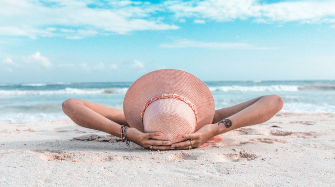 Ένα κορίτσι στην παραλία. 