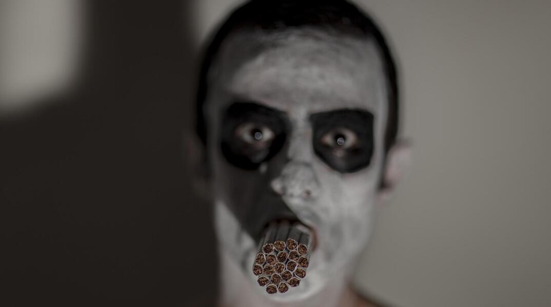 Άνθρωπο με πολλά τσιγάρα στο στόμα